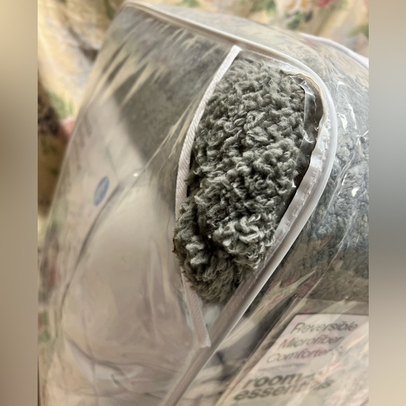 Reversible, comforter, sham, throw, pillow, black out curtains, - Picture 7 of 11